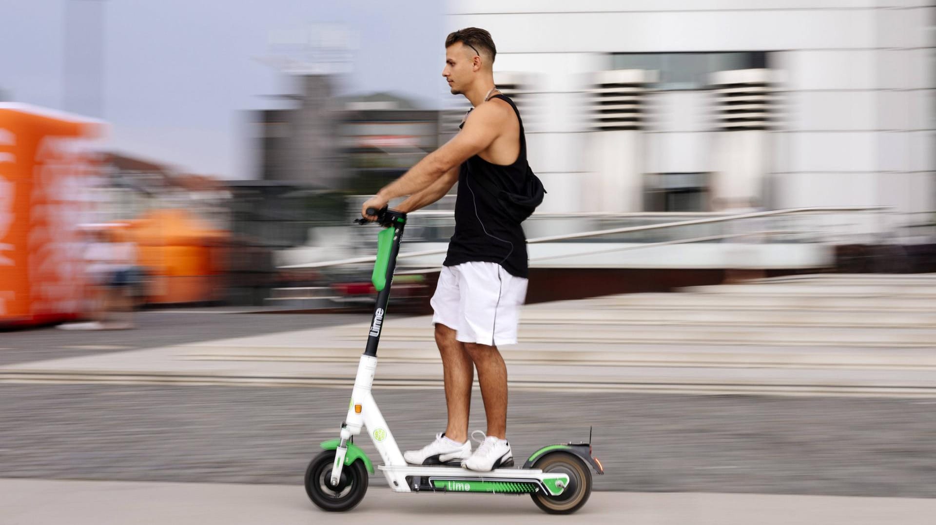 Ein E-Scooter-Fahrer im Kölner Rheinauhafen (Archivbild): In Köln kommt es vermehrt zu schweren Unfällen, weil die Fahrer alkoholisiert die Kontrolle über die Roller verlieren. Ein E-Scooter-Fahrer im Kölner Rheinauhafen (Archivbild): In Köln kommt es vermehrt zu schweren Unfällen, weil die Fahrer alkoholisiert die Kontrolle über die Roller verlieren.