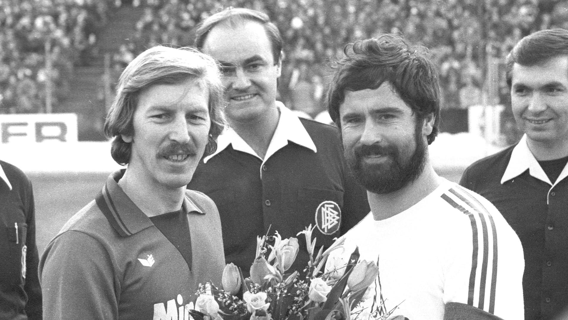 Gerd Müller (r.) vor dem berühmten Spiel gegen Eintracht Frankfurt: Es war die Partie, in der der Torjäger einen schweren Nackenschlag erlitt.