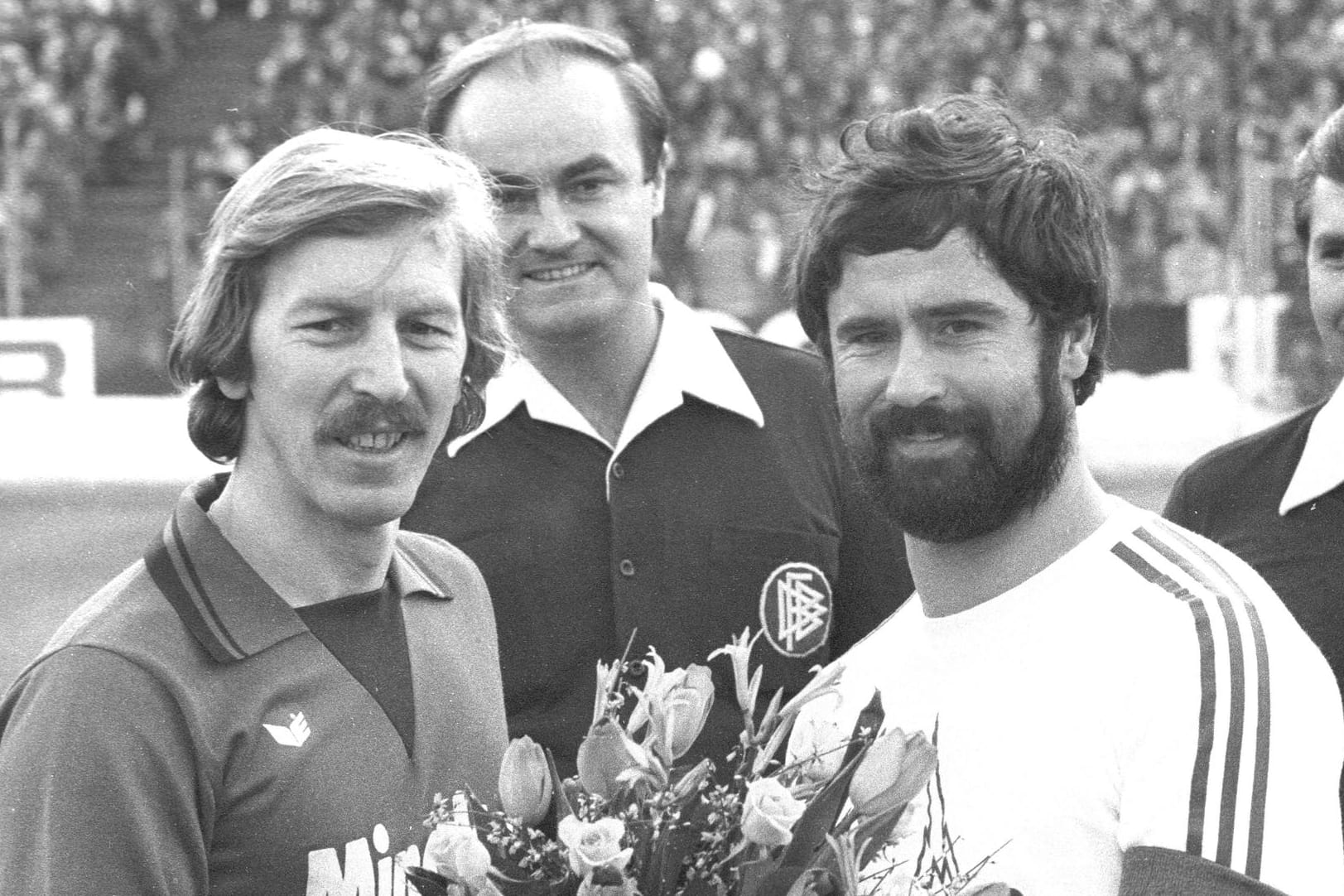 Gerd Müller (r.) vor dem berühmten Spiel gegen Eintracht Frankfurt: Es war die Partie, in der der Torjäger einen schweren Nackenschlag erlitt.