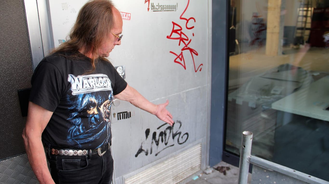 Anwohner Dieter Eich am "Tatort": Eich zeigt sich von den steten Verunreinigungen vor dem Eingang seiner Wohnung angewidert.