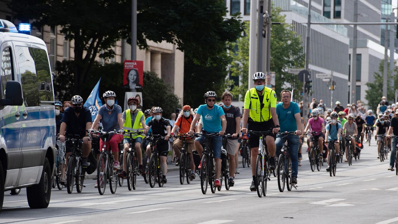 Teilnehmer an der Fahrraddemonstration des ADFC Berlin (Foto): Die Demonstranten sind auf der Invalidenstraße unterwegs.