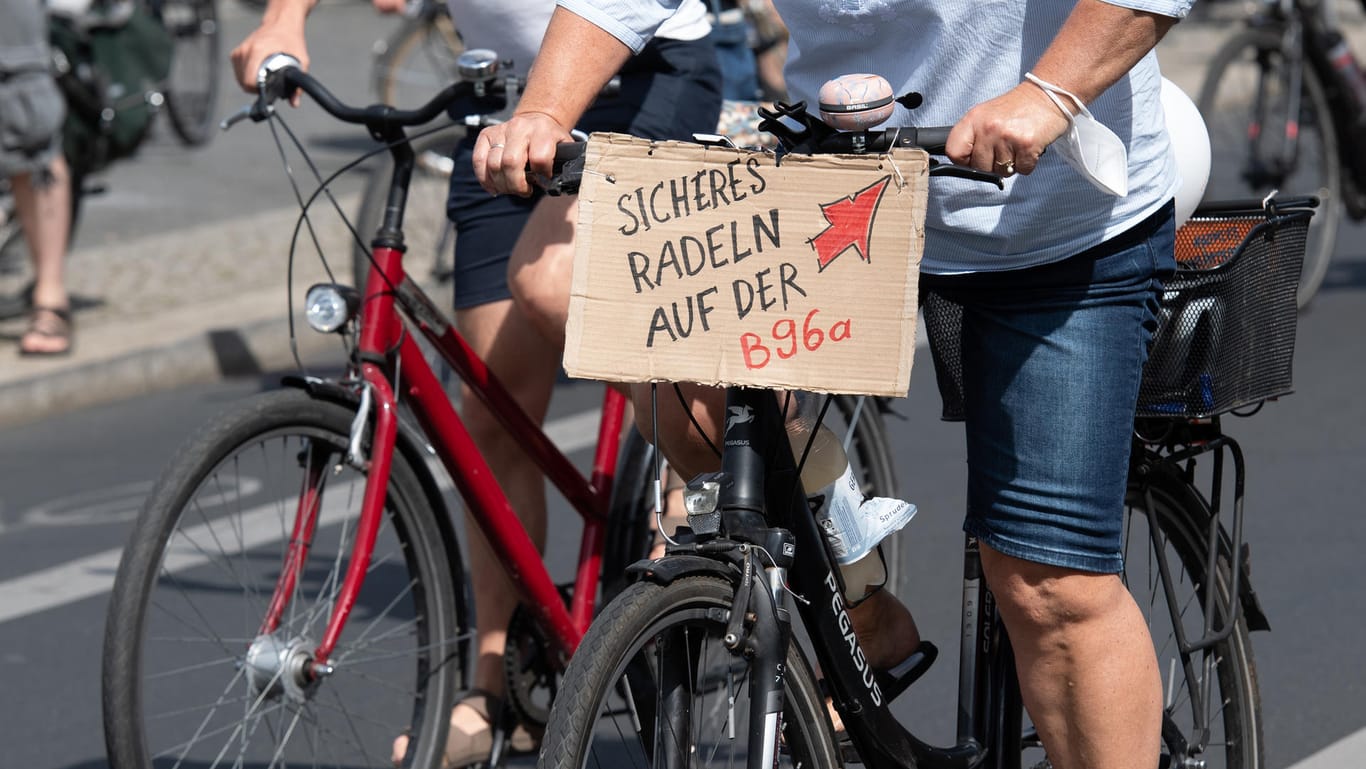 Zwei Demonstranten sind mit einem Plakat dabei (Foto): Berlin soll sicherer werden.