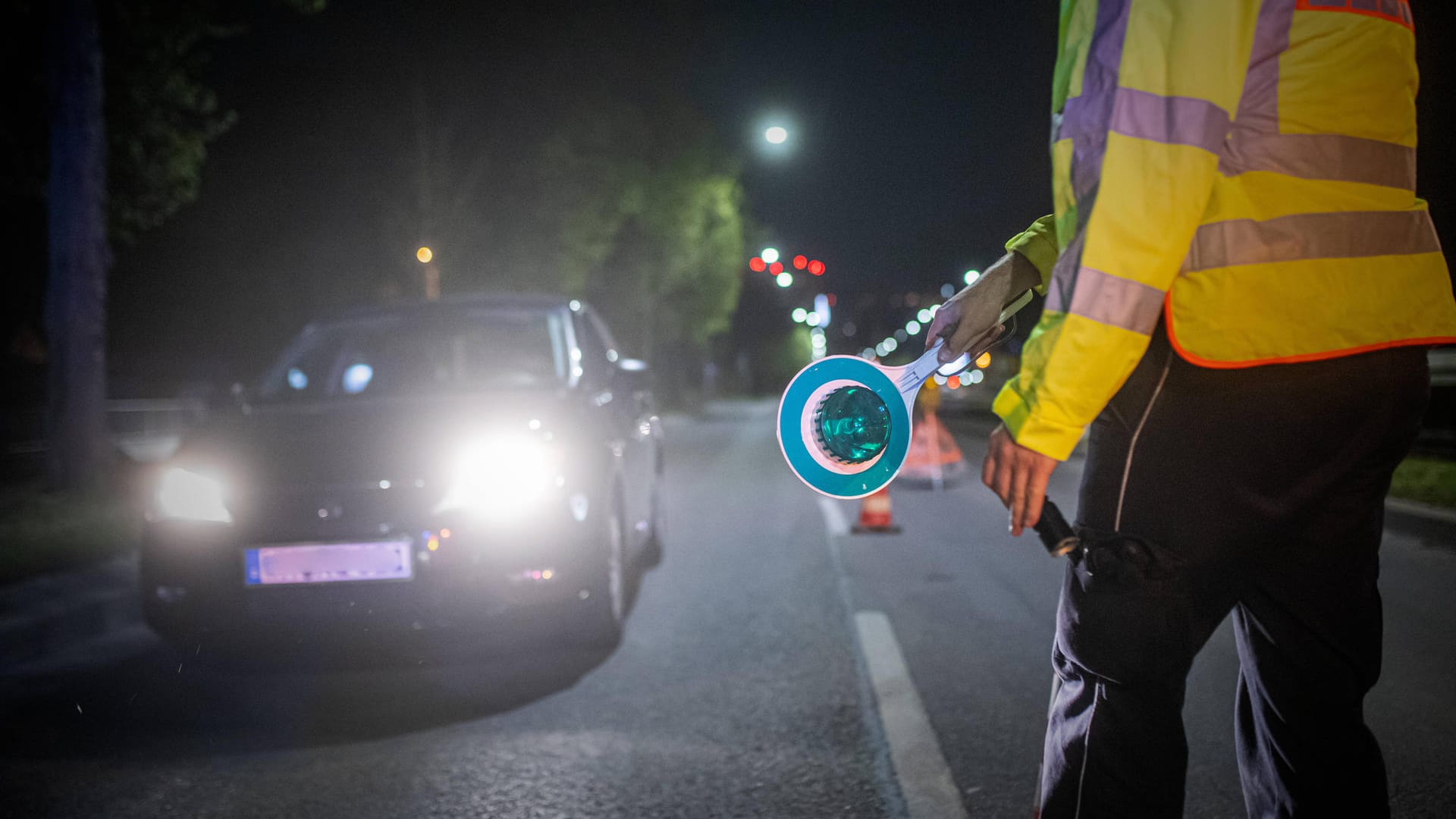 Eine nächtliche Polizeikontrolle (Archivbild): Bei einer Fahrzeugkontrolle ist Leipziger Beamten ein Mann ins Netz gegangen, der sich jetzt wegen zahlreicher Vergehen verantworten muss.