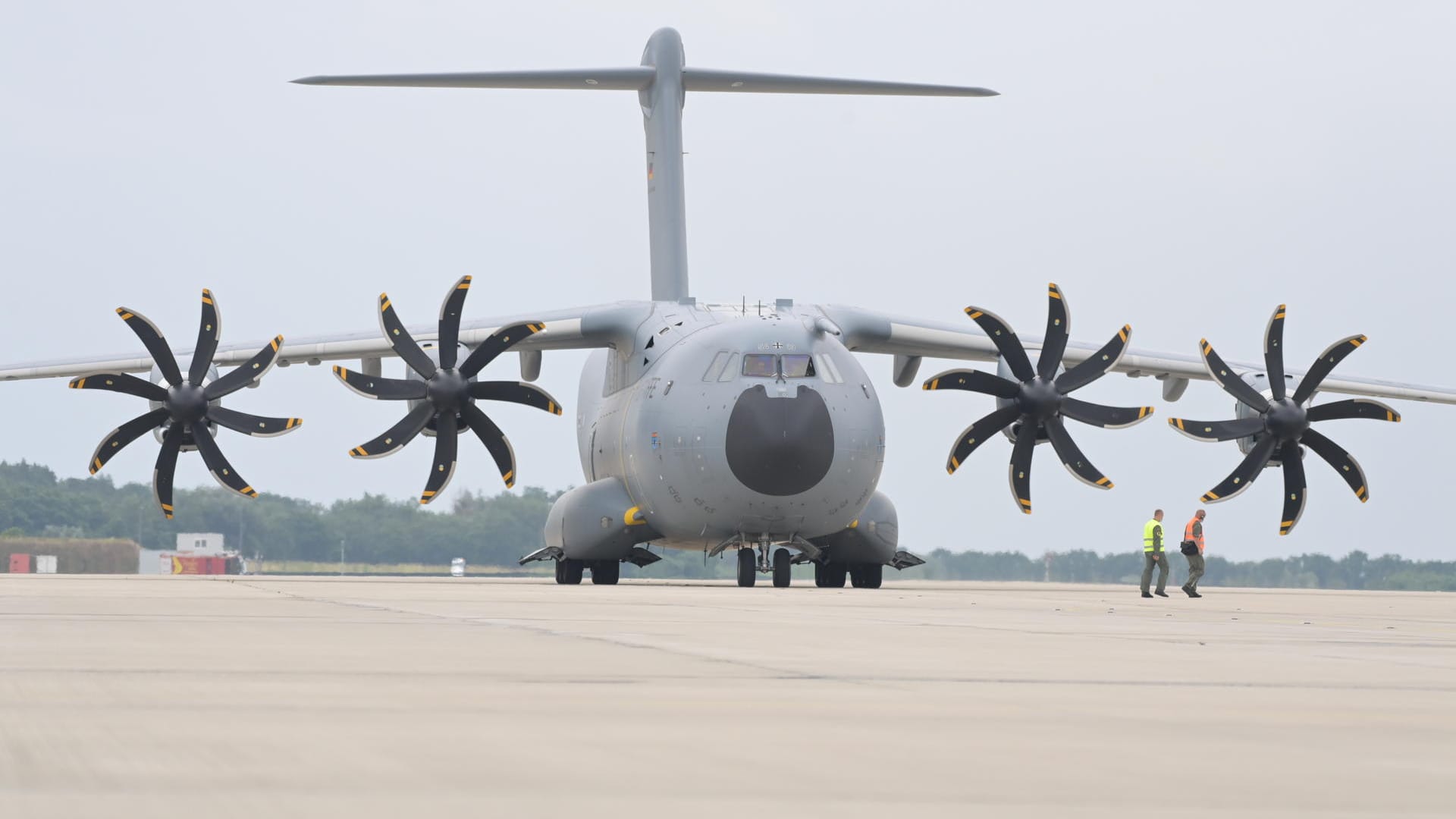 Ein Transportflugzeug vom Typ Airbus A400M in Wunstorf: Zwei der Maschinen sollen deutsche Staatsbürger und einheimische Ortskräfte aus Kabul holen.