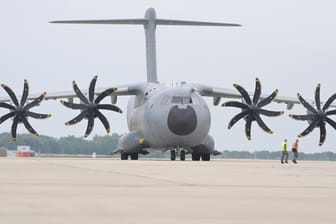 Ein Transportflugzeug vom Typ Airbus A400M in Wunstorf: Zwei der Maschinen sollen deutsche Staatsbürger und einheimische Ortskräfte aus Kabul holen.