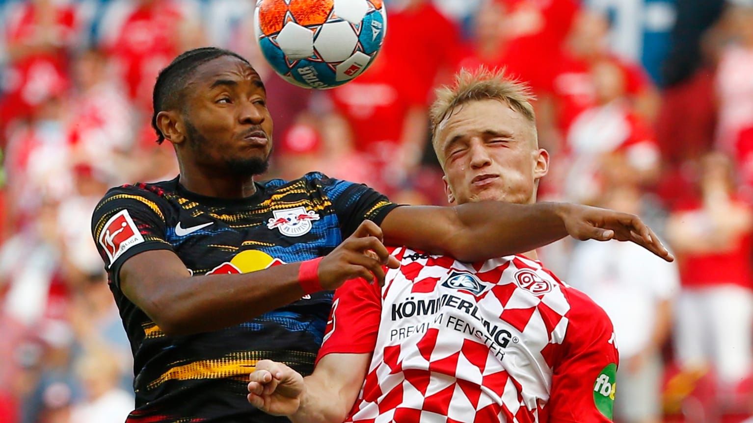 Bundesliga: Christopher Nkunku im Zweikampf mit Mainz' Niklas Tauer. Bundesliga: Christopher Nkunku im Zweikampf mit Mainz' Niklas Tauer.
