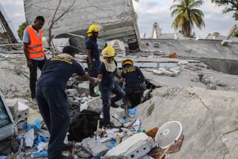Helfer suchen unter Trümmern in Les Cayes nach Überlebenden: Die Stadt im Süden Haitis wurde von dem Beben schwer getroffen.