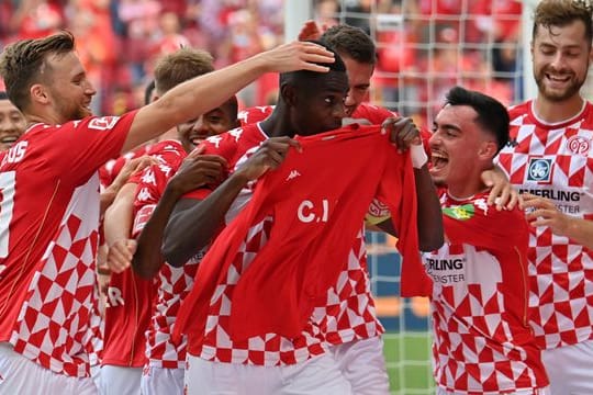 Kapitän Moussa Niakhaté (M) brachte die ersatzgeschwächten Mainzer in Führung.