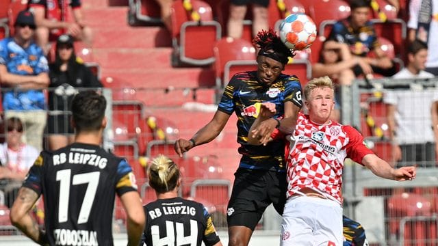 Jonathan Burkardt (r-l) vom FSV Mainz und Leipzigs Mohamed Simaka Jonathan Burkardt (r-l) vom FSV Mainz und Leipzigs Mohamed Simaka