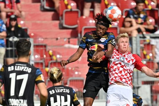 Jonathan Burkardt (r-l) vom FSV Mainz und Leipzigs Mohamed Simaka