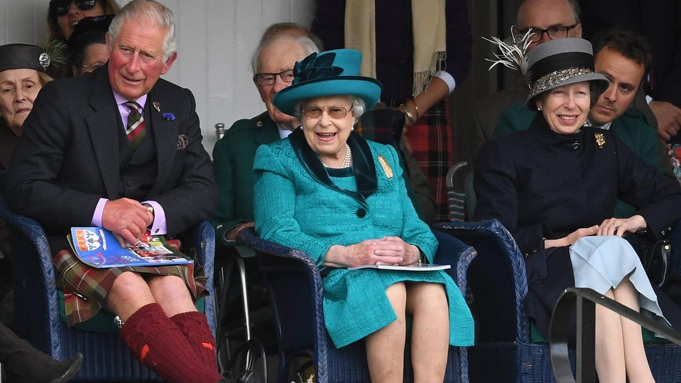 Queen Elizabeth II (m.) mit ihren beiden Kindern Prinz Charles und Prinzessin Anne 2018.