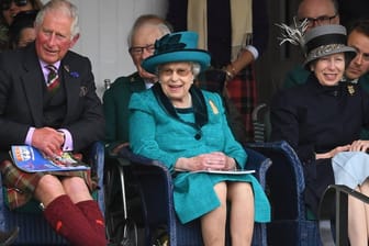 Queen Elizabeth II (m.) mit ihren beiden Kindern Prinz Charles und Prinzessin Anne 2018.
