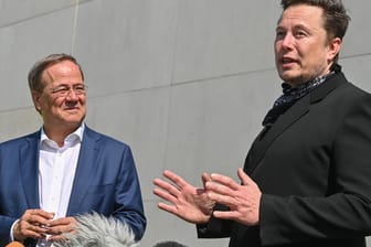 CDU-Chef Armin Laschet (l.) und Tesla-Chef Elon Musk in Grünheide: Die geplante Fabrik des US-Autobauers bereitet Umweltschützern Sorge.