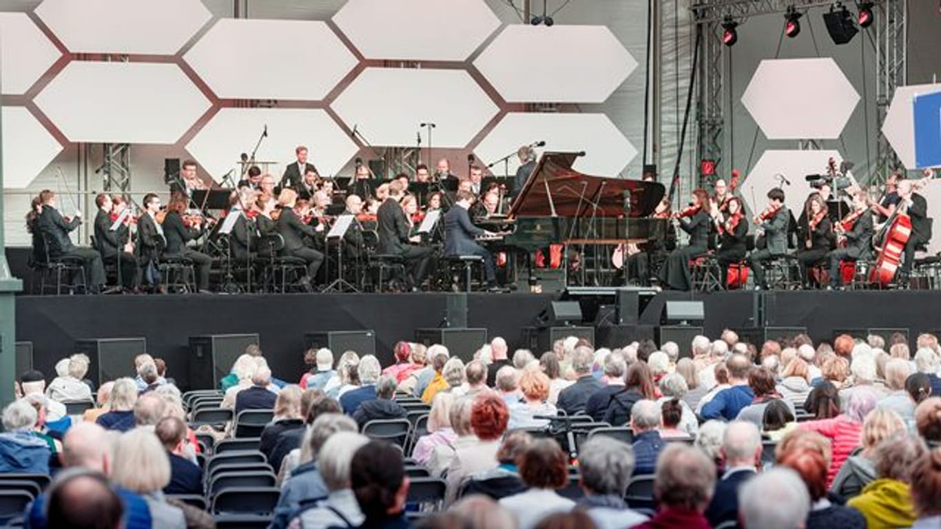 Das Philharmonische Staatsorchester Hamburg eröffnet mit einem Open-Air-Konzert auf dem Rathausmarkt seine neue Konzertsaison: Auch im Herbst soll es viele Spielzeiteröffnungen der Theater und Konzerthäuser, Festivals und Ausstellungshighlights geben.