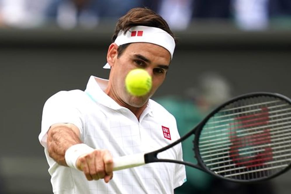 Roger Federer fällt wegen einer erneuten Knieoperation monatelang aus.