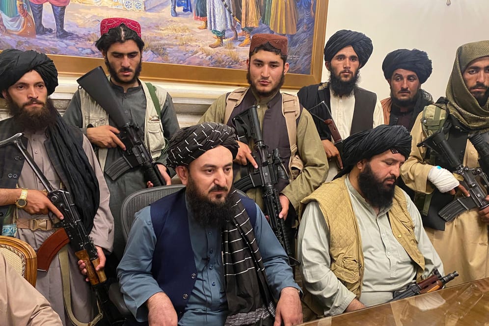 Taliban-Kämpfer sitzen in einem Raum des Präsidentenpalastes: Nur wenige Stunden nach der Flucht des afghanischen Präsidenten Ghani haben Kämpfer der militant-islamistischen Taliban den Präsidentenpalast in der Hauptstadt Kabul eingenommen.