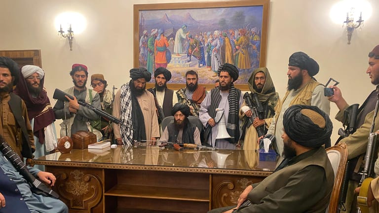 Taliban-Kämpfer im eroberten Präsidentenpalast in Kabul.