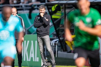Wird der VfL Wolfsburg wegen des Wechselfehlers von Trainer Mark van Bommel im Pokal bestraft?.