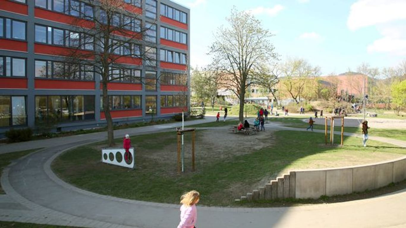 Kinder spielen während der Unterrichtspause auf einem Schulhof