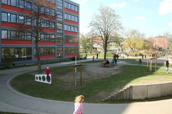 Kinder spielen während der Unterrichtspause auf einem Schulhof