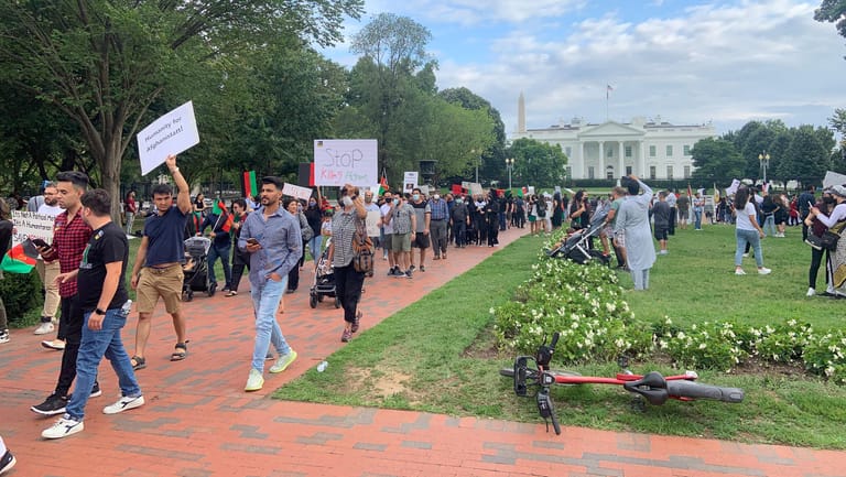 "Shame, shame Biden", rufen Hunderte Demonstranten vor dem Weißen Haus