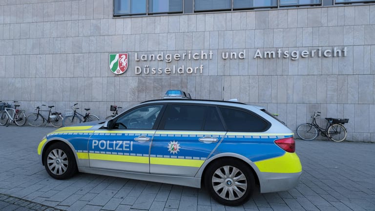 Ein Polizeiauto vor dem Landgericht Düsseldorf (Symbolbild): Mehrere Frauen sollen dem Angeklagten zum Opfer gefallen sein.