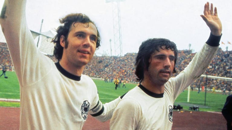 Franz Beckenbauer und Gerd Müller nach dem gewonnenen WM-Finale 1974 in München (v.l.).