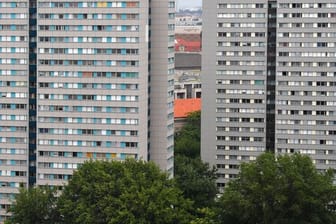 Zwei Hochhäuser mit Wohnungen