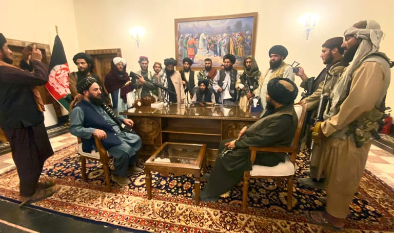 Taliban-Kämpfer versammeln sich kurz nach der Eroberung im Präsidentenpalast von Kabul: Der afghanische Präsident Aschraf Ghani war kurz zuvor ins Exil geflohen.