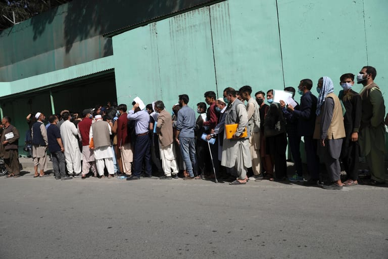 Viele Afghanen versuchten nach der Machtübernahme, das Land zu verlassen. Vor der iranischen Botschaft in Kabul standen Menschen stundenlang Schlange, um ein Visum zu bekommen.