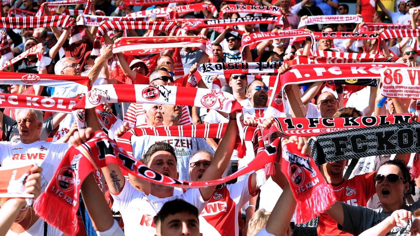 FC-Fans auf Abstand im RheinEnergieStadion: Eine so offensive Mannschaft hat man hier lange nicht gesehen.