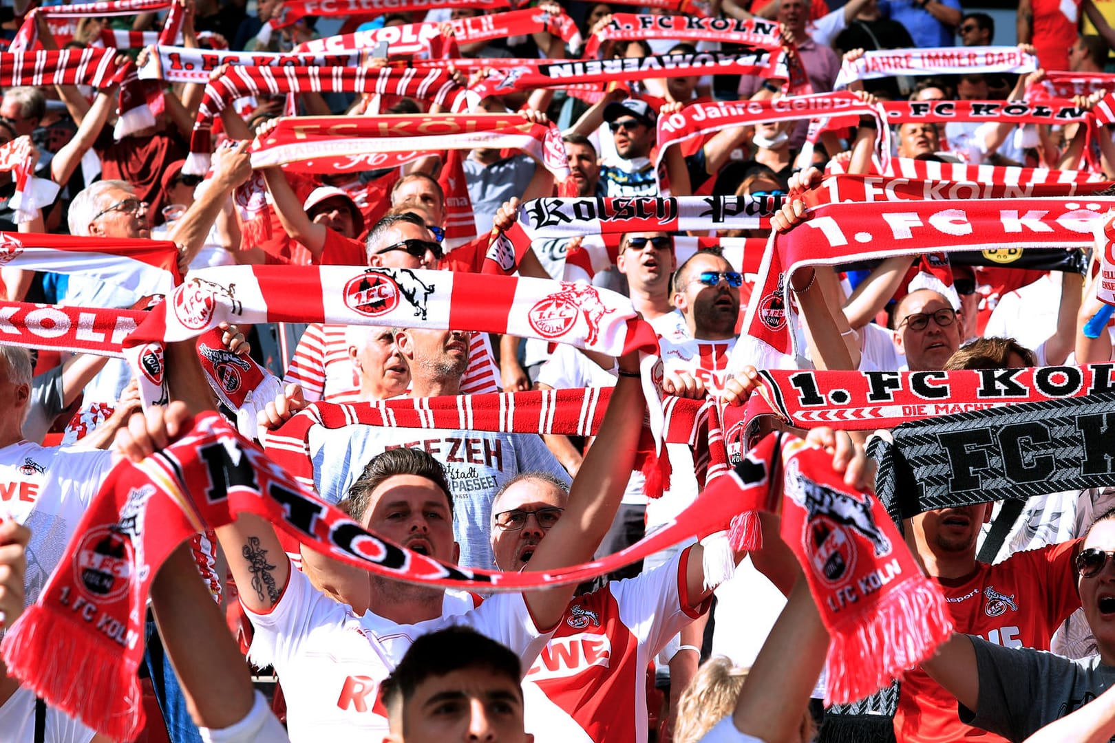 FC-Fans auf Abstand im RheinEnergieStadion: Eine so offensive Mannschaft hat man hier lange nicht gesehen.