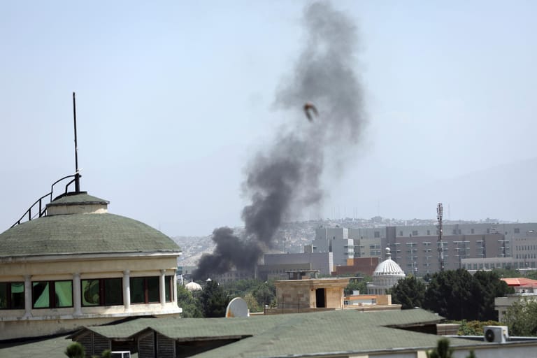 An der US-Botschaft in Kabul steigt Rauch auf: Kurz nachdem die Taliban die Stadt erreichten, haben die USA mit der Evakuierung ihrer Vertretung in Kabul begonnen.