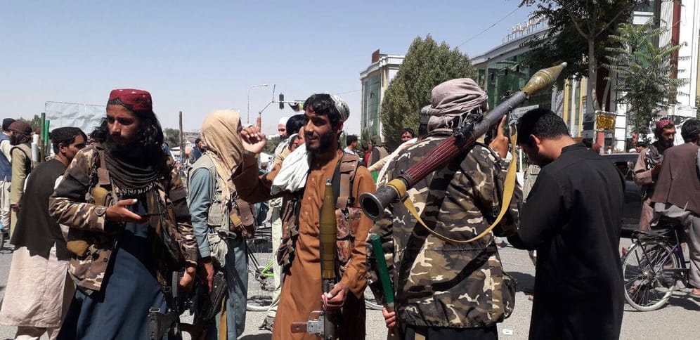 Taliban-Kämpfer in Kabul: Nachdem sich die internationalen Truppen aus Afghanistan zurückgezogen hatten, nahmen sie das Land schnell ein. Am 15. August übernahmen sie auch die Hauptstadt kampflos.