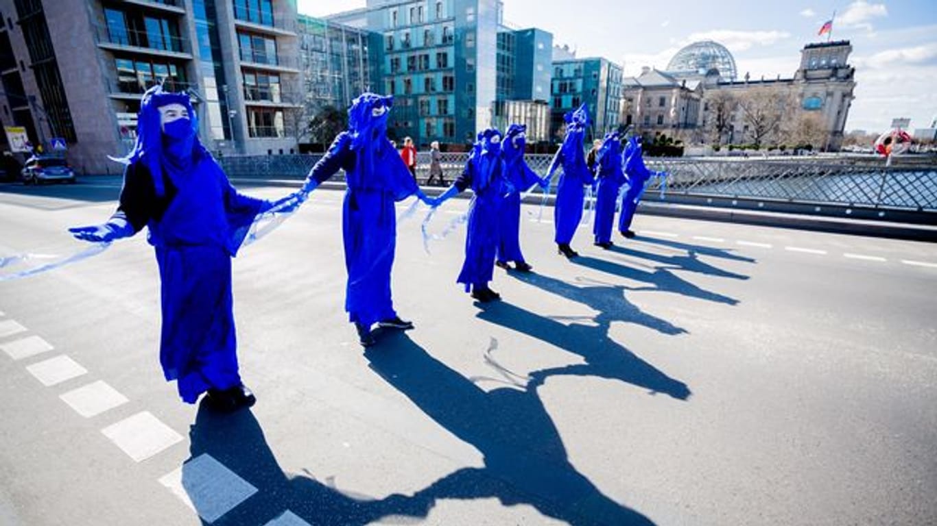 Als "Blue Rebels" verkleidete Menschen bei einer Performance der Umweltschutzbewegung "Extinction Rebellion" (Archivbild): Eine Woche lang soll es veschiedene Protestaktionen geben.