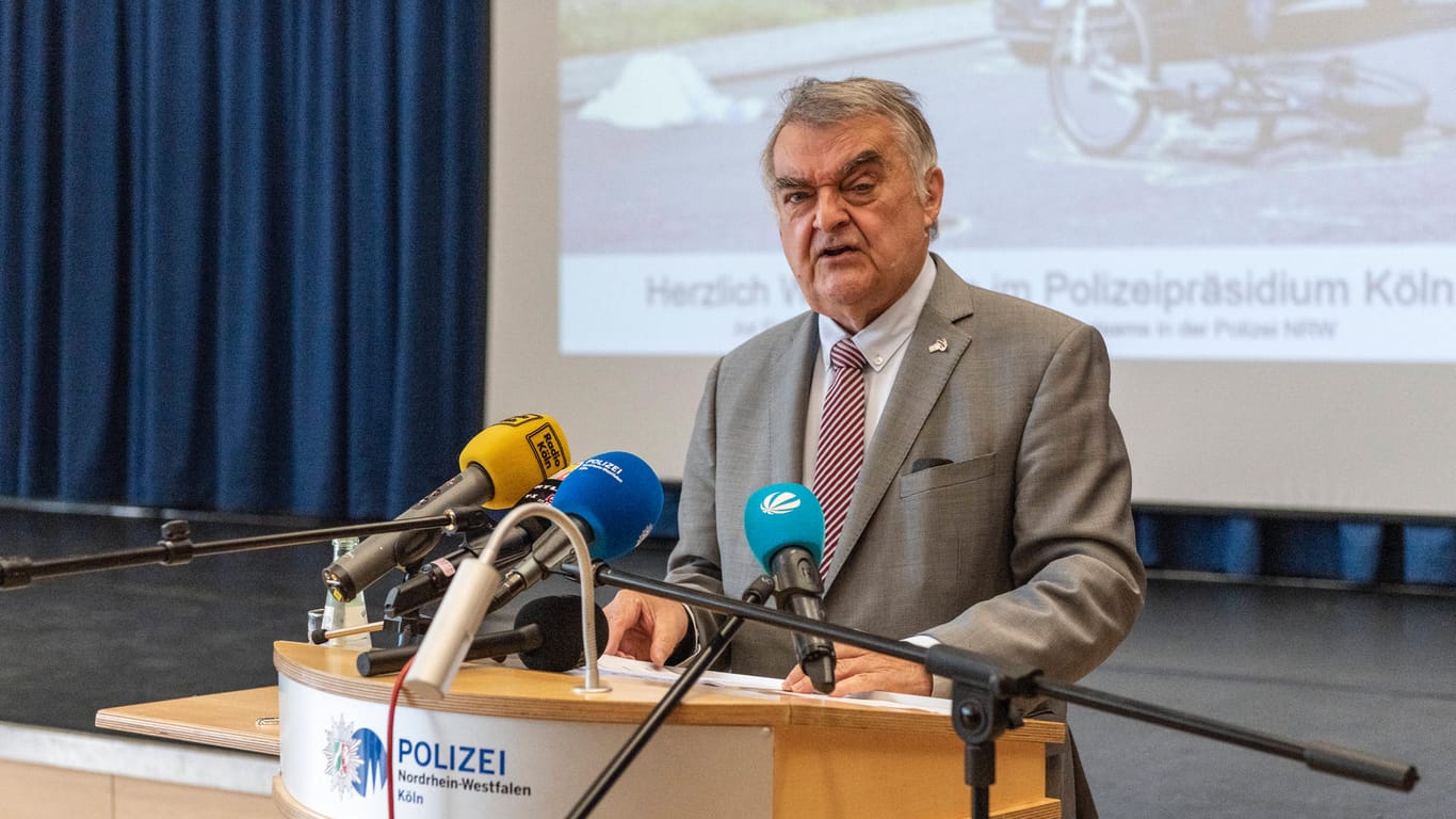 Herbert Reul bei einer Pressekonferenz (Archivbild): Der NRW-Innenminister zeigte sich entsetzt über Attacken auf Rettungskräfte und Polizisten in Düsseldorf und Köln.
