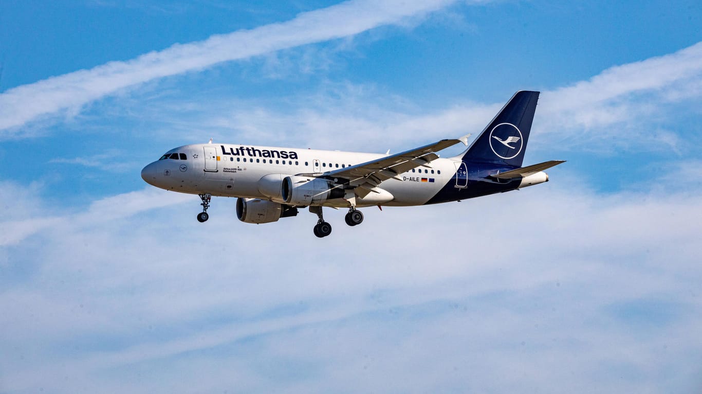 Ein Airbus der Lufthansa (Symbolbild): In der Corona-Krise übernahm der Wirtschaftsstabilisierungsfonds Anteile der Airline, die er nun teilweise wieder verkaufen will.