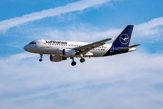 Ein Airbus der Lufthansa (Symbolbild): In der Corona-Krise übernahm der Wirtschaftsstabilisierungsfonds Anteile der Airline, die er nun teilweise wieder verkaufen will.