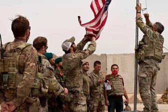 US-Soldaten holen im Mai in der Provinz Helmand die amerikanische Flagge ein: Für den Rückzug aus Afghanistan wird Joe Biden heftig kritisiert.
