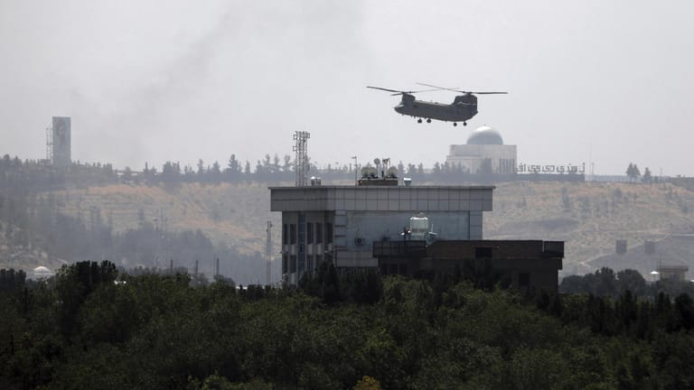 Ein Hubschrauber evakuiert Mitarbeiter der US-Botschaft in Kabul: Solche Bilder wollte Joe Biden unbedingt vermeiden.