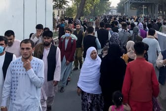 Menschen auf der Flucht am Flughafen Kabul: Verzweifelte versuchen Tausende das Land zu verlassen.