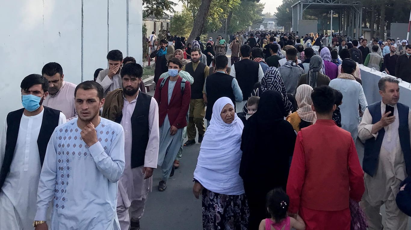 Menschen auf der Flucht am Flughafen Kabul: Verzweifelte versuchen Tausende das Land zu verlassen.