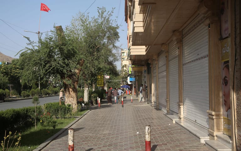 Das Leben in der afghanischen Hauptstadt steht still: Viele Läden blieben nach der Machtübernahme geschlossen. Auch Banken blieben zu. Viele Afghanen hatten keine Möglichkeit mehr, an Bargeld zu kommen.
