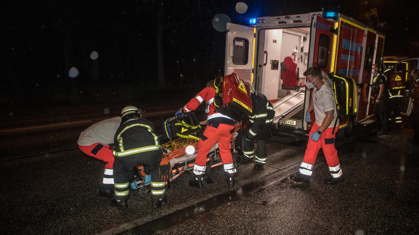 Einsatzkräfte des Rettungsdienstes befördern eine Person in einen Krankenwagen: Das Opfer musste zunächst in einer Wohnung behandelt werden.