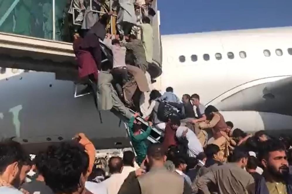 Dramatische Szenen auf dem Flughafen von Kabul: Hunderte Menschen versuchen Flugzeuge zu stürmen, um Afghanistan verlassen zu können.