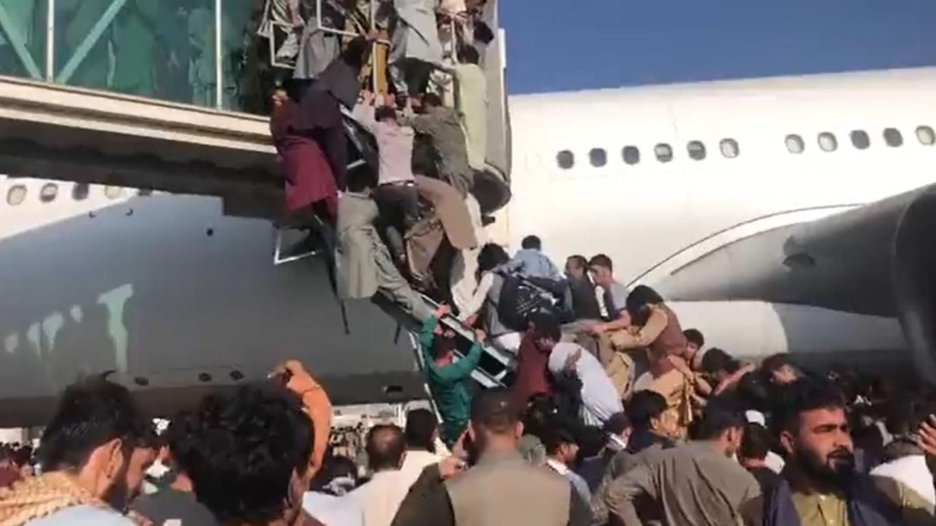Dramatische Szenen auf dem Flughafen von Kabul: Hunderte Menschen versuchen Flugzeuge zu stürmen, um Afghanistan verlassen zu können.