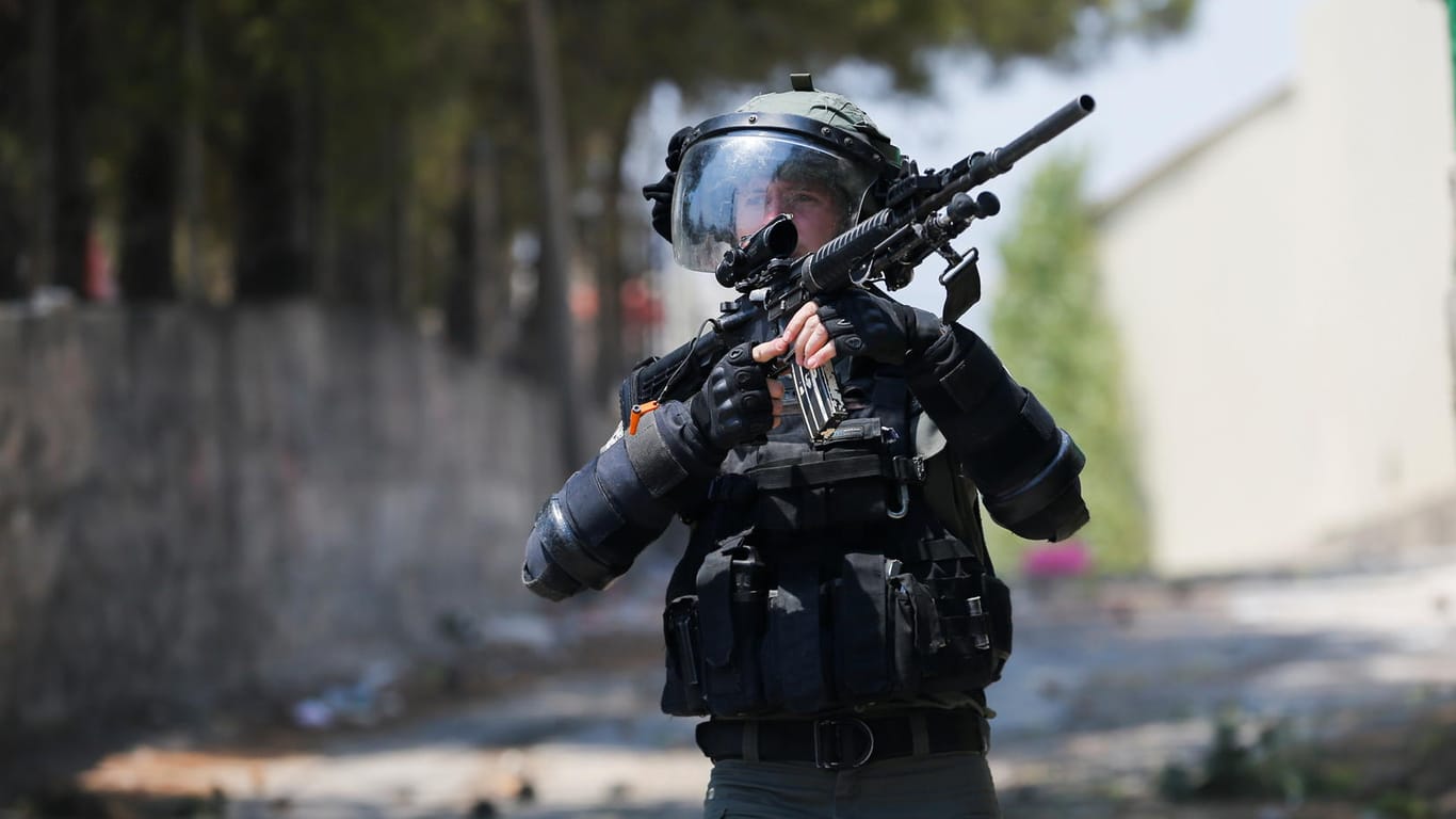 Israelischer Grenzpolizist im besetzten Westjordanland: Mindestens vier Palästinenser sind bei Zusammenstößen getötet worden.