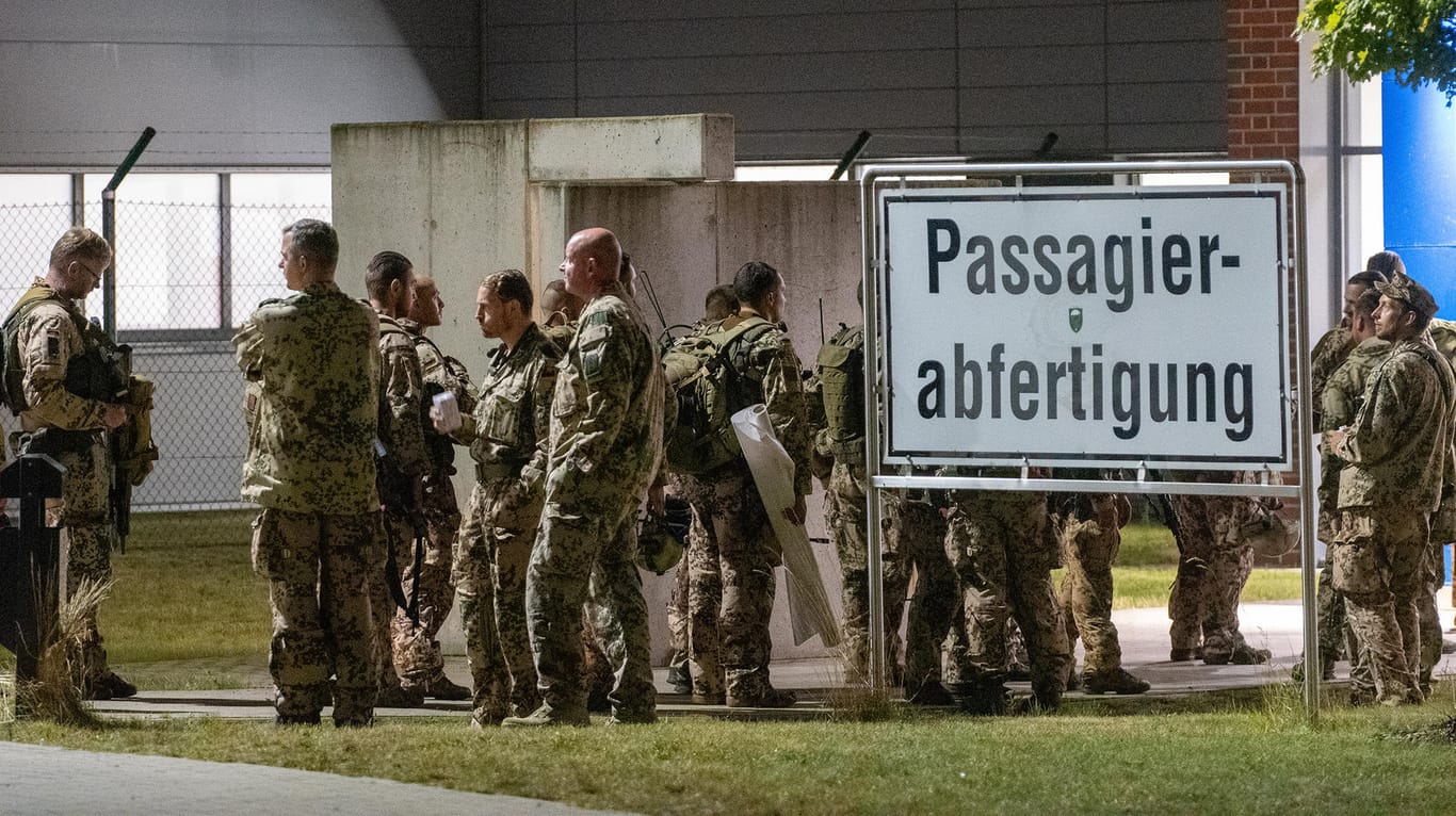 Angesichts der Machtübernahme der Taliban in Afghanistan hat die Bundeswehr mit der Evakuierung deutscher Staatsbürger und afghanischer Ortskräfte aus Kabul begonnen.