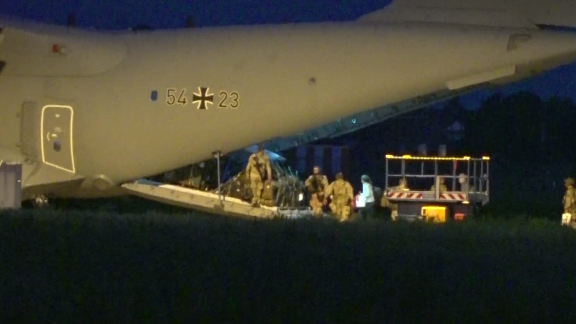 Ein Transportflugzeug der Bundeswehr kurz vor dem Start Richtung Kabul: Erst in der Nacht zu Montag begann die Evakuierung, während die Taliban schon Kabul übernommen hatten.