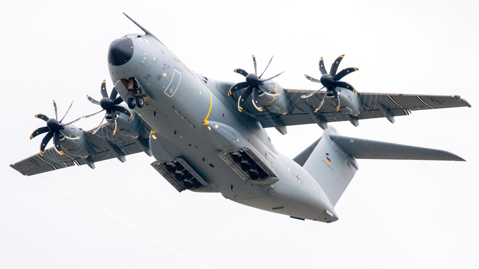 Ein Transportflugzeug vom Typ Airbus A400M der Luftwaffe: Für den Evakuierungseinsatz der Bundeswehr sollen laut Plänen der Bundesregierung mehrere hundert Soldaten nach Afghanistan entsendet werden.